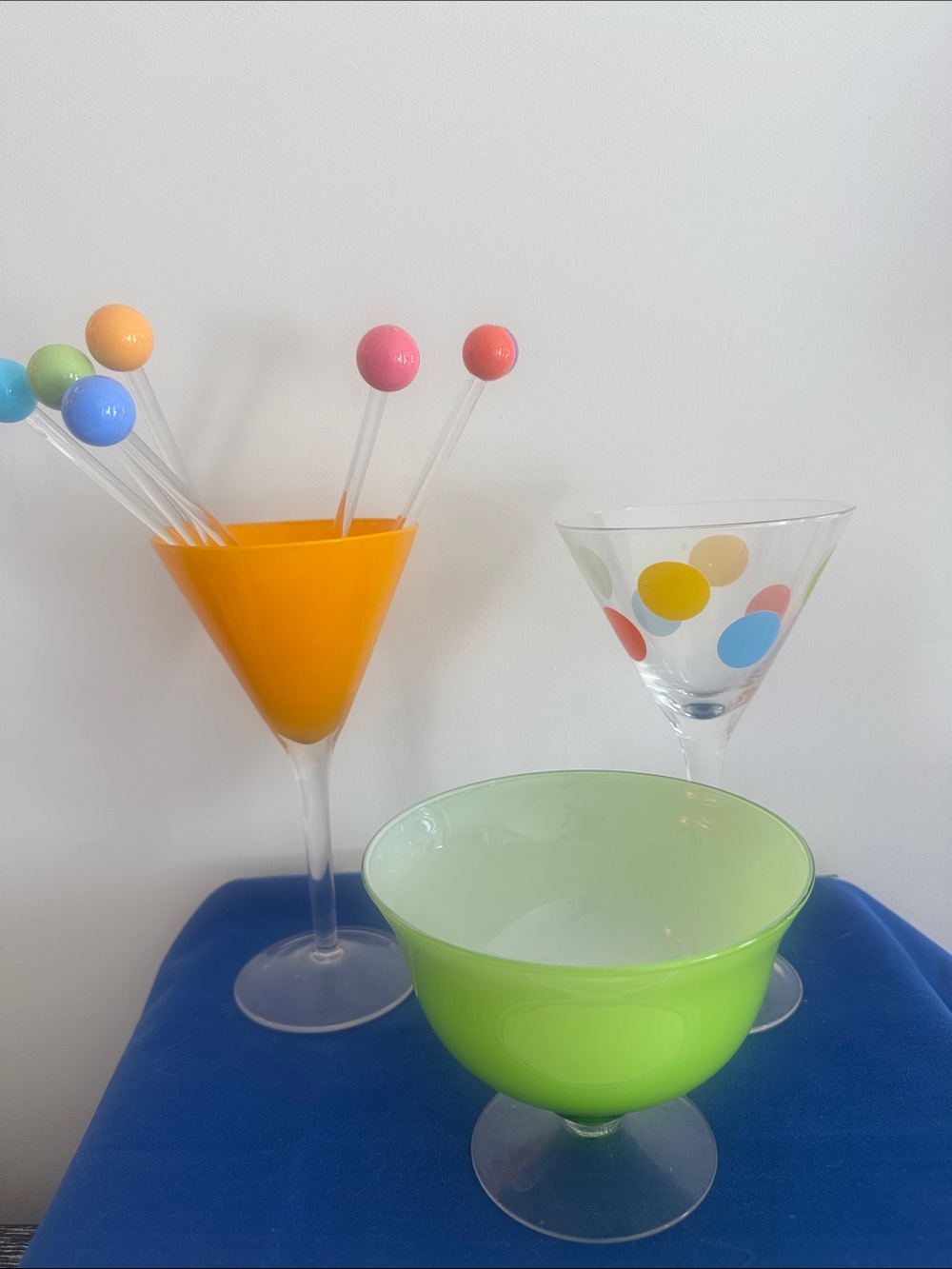 Martini bar set, 2 martini glasses, ice bucket, and 7 stirrers.